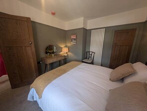 2 عدّة غرف نوم ومكواة/لوح كي وواي فاي مجانًا وملاءات أسرّة