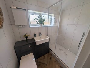 Shower, hair dryer - Kemp's Kottage...... (Lowestoft)