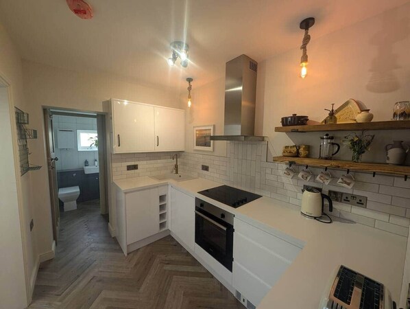 ثلاجة، ميكروويف، فرن، موقد طهي مسطح