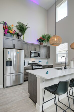 Fridge, microwave, oven, stovetop - Ohana Honu Hale - Oyhut Bay Seaside Resort (Ocean Shores)