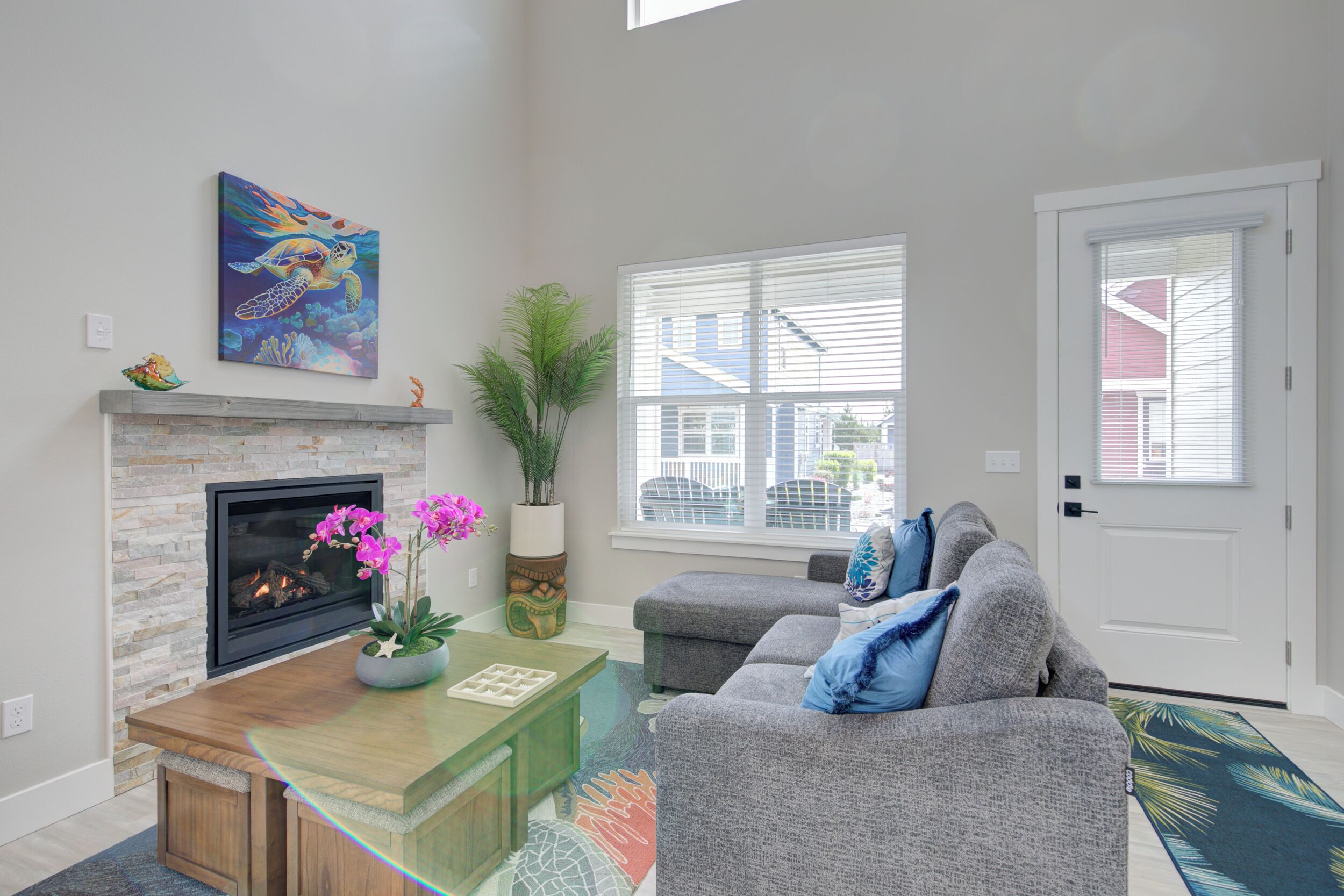 Una televisión, una chimenea