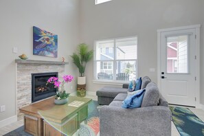 TV, fireplace - Ohana Honu Hale - Oyhut Bay Seaside Resort (Ocean Shores)