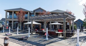 Outdoor dining - Ohana Honu Hale - Oyhut Bay Seaside Resort (Ocean Shores)