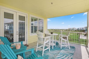 Outdoor dining - Salt & Light -Book 5+ nights and get 15% discount. 3BD/3BA. Sleeps 9 (Galveston)