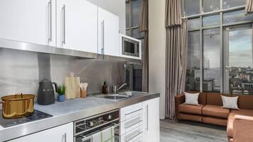 Studio, 1 Large Twin Bed, Non Smoking | Blackout drapes, iron/ironing board, free WiFi, bed sheets