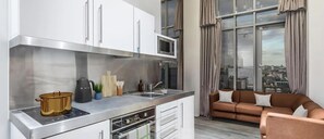 Blackout curtains, iron/ironing board, free WiFi, bed sheets - Chapter Aldgate (London)