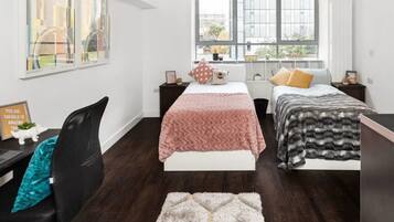 Deluxe Studio, 2 Twin Beds | Blackout drapes, iron/ironing board, free WiFi