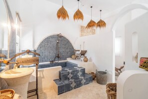 Deluxe-Zimmer | Badezimmer | Dusche, Haartrockner, Handtücher