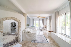 Premium Studio Suite | Minibar, in-room safe, individually decorated, individually furnished