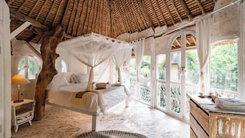 Bungalow | Minibar, in-room safe, individually decorated, individually furnished