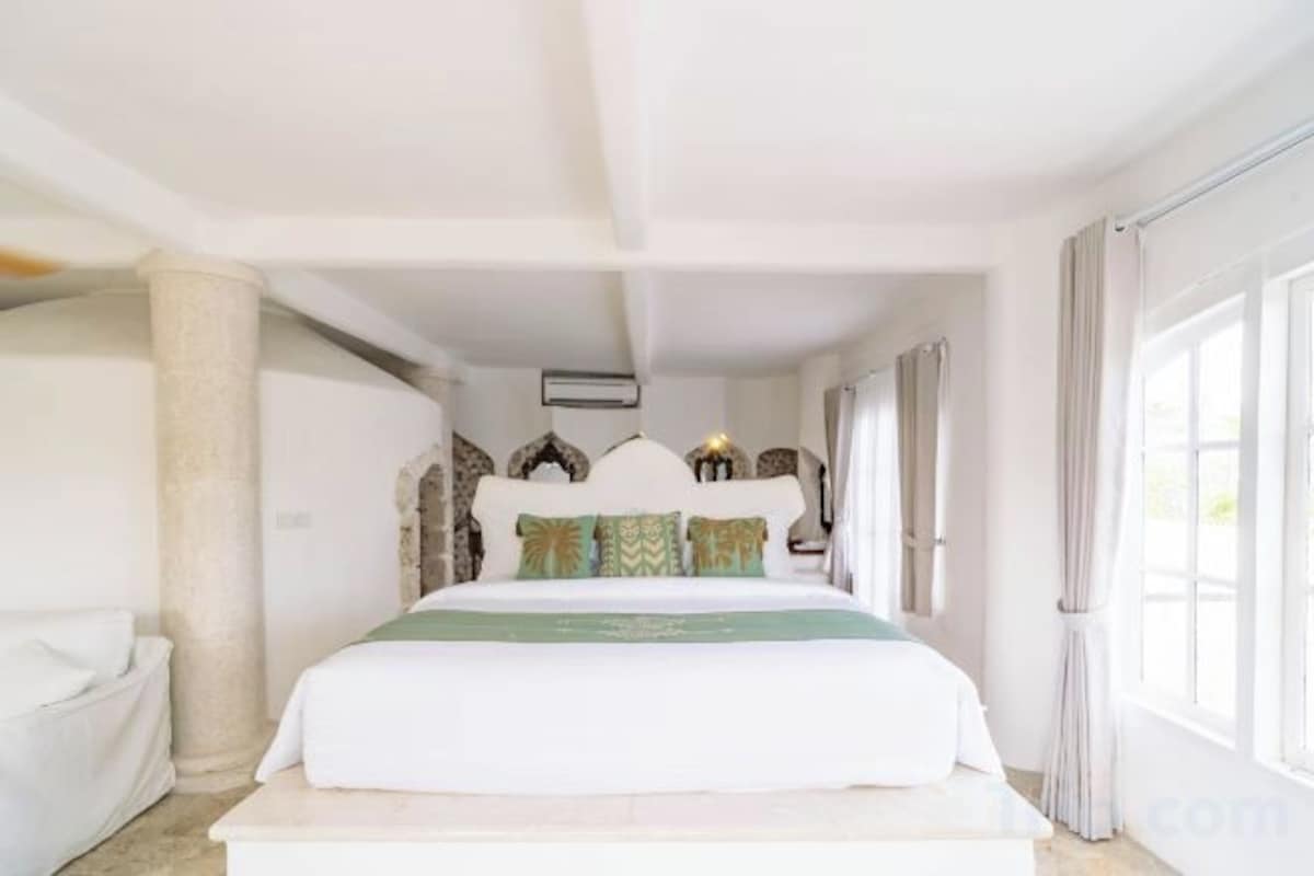 Minibar, in-room safe, blackout drapes, iron/ironing board (on request)