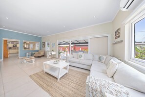 Smart TV - Beautiful Home in Aruba - 10-Minutes to the Beach! (Oranjestad)