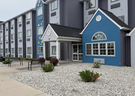 Exterior. BlissPoint Inn & Suites, Northwood