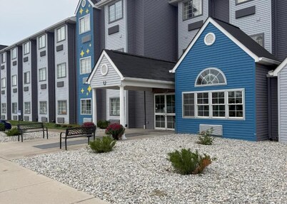 BlissPoint Inn & Suites, Northwood