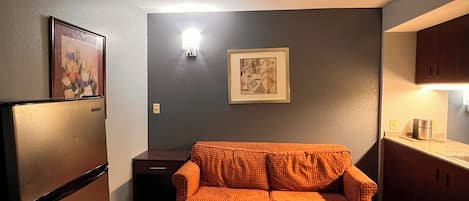 Suite | 1 bedroom, in-room safe, individually decorated, individually furnished