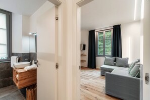 4 ห้องนอน, เครื่องนอนระดับพรีเมียม, ผ้านวมขนเป็ด, เตารีด/โต๊ะรีดผ้า