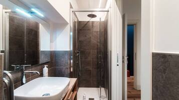 Appartement | Badkamer | Een douche, gratis toiletartikelen, een haardroger, handdoeken