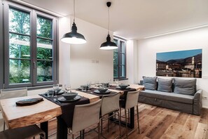 4 ห้องนอน, เครื่องนอนระดับพรีเมียม, ผ้านวมขนเป็ด, เตารีด/โต๊ะรีดผ้า