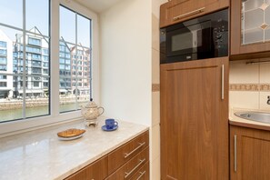 Microwave, cookware/dishes/utensils - Apartament nad Motławą by Renters (Gdansk)