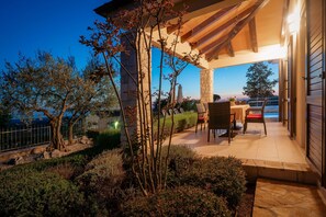 Outdoor dining - Villa Bellavista Poletti, 6 persons, pool and panoramic sea view. (Visnjan)