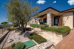 Property grounds - Villa Bellavista Poletti, 6 persons, pool and panoramic sea view. (Visnjan)