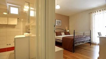 3 bedrooms, in-room safe, desk, iron/ironing board