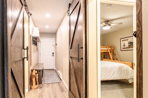 2 bedrooms, iron/ironing board, travel crib, free WiFi - Updated Condo; Walk to town, Slopes or Hiking (Breckenridge)