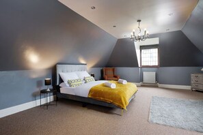 Desk, iron/ironing board, travel crib, WiFi (free) - Spacious home 4 large families, contractors welcome (Wolverhampton)