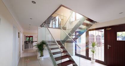 Spacious home 4 large families, contractors welcome