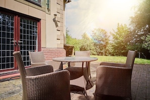 Outdoor dining - Spacious home 4 large families, contractors welcome (Wolverhampton)