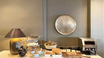 Sarapan Eropah pada hujung minggu (EUR 25 seorang)