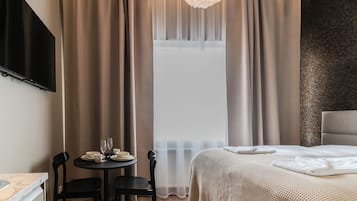 Economy Studio | Meja, ruang kerja komputer riba, kalis bunyi, Wi-fi percuma