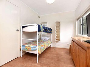 4 bedrooms, travel crib, WiFi