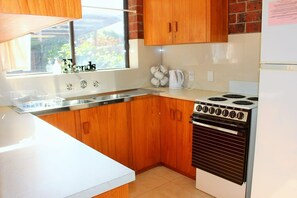 Fridge, microwave, oven, electric kettle - Commodore 2, 2-18 Basham Pde, Port Elliot (Port Elliot)