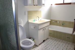 Shower - Commodore 2, 2-18 Basham Pde, Port Elliot (Port Elliot)