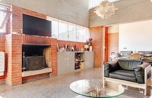 Smart TV, fireplace, stereo