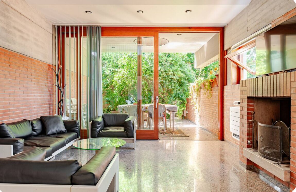 TV connectée, cheminée, chaîne hi-fi