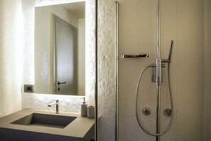 Casa Confort, 2 habitaciones, no fumadores | Baño | Ducha, secador de pelo, zapatillas y toallas