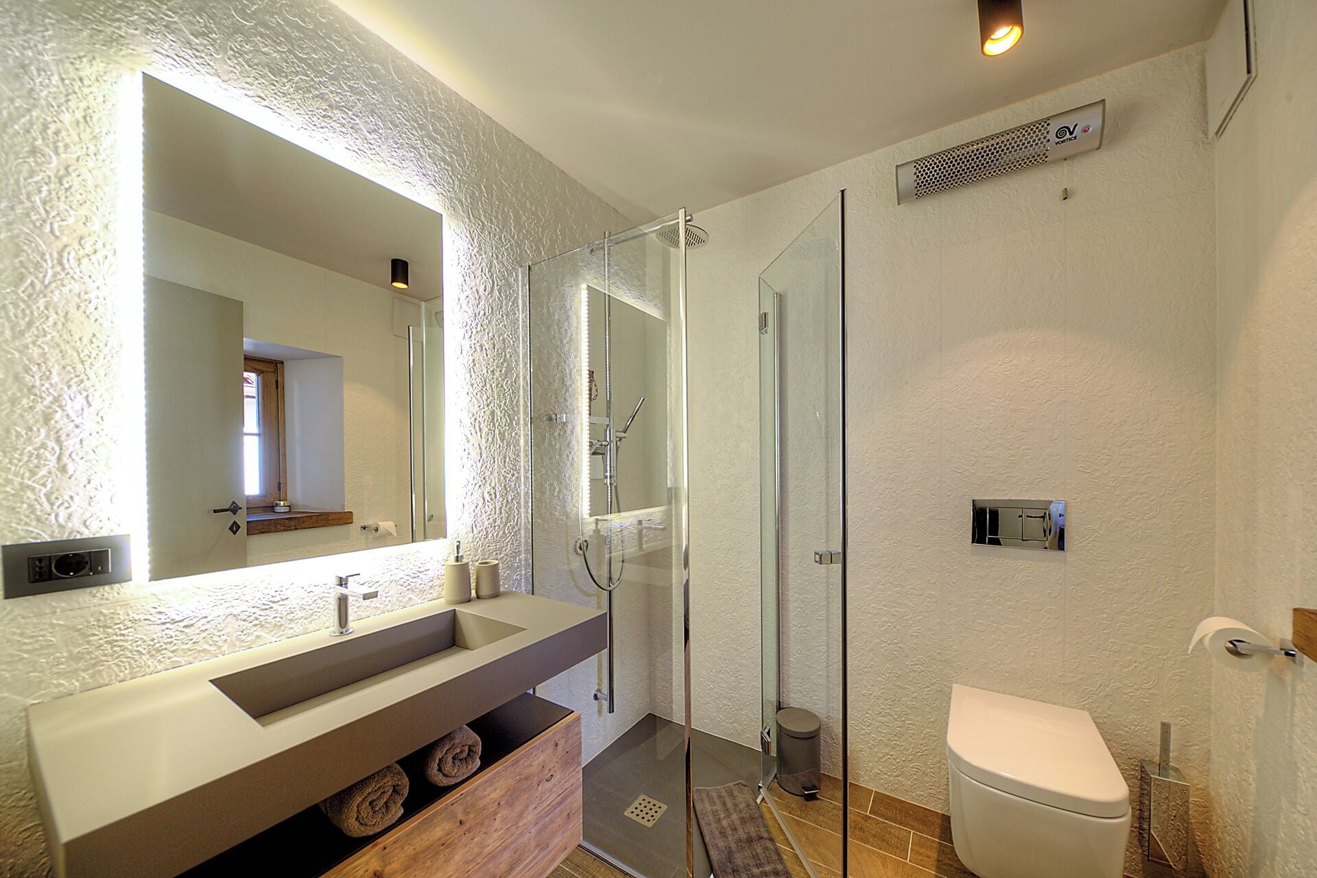 Maison Confort, 2 chambres, non-fumeurs | Salle de bain | Douche, sèche-cheveux, chaussons, serviettes fournies