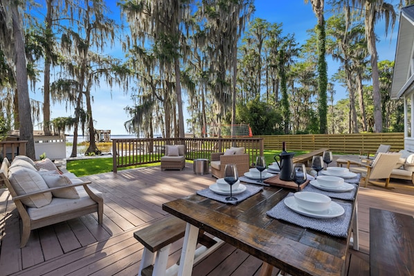 Outdoor dining - Modern LAKE HOUSE on Lake Santa Fe near Gville/UF (Melrose)