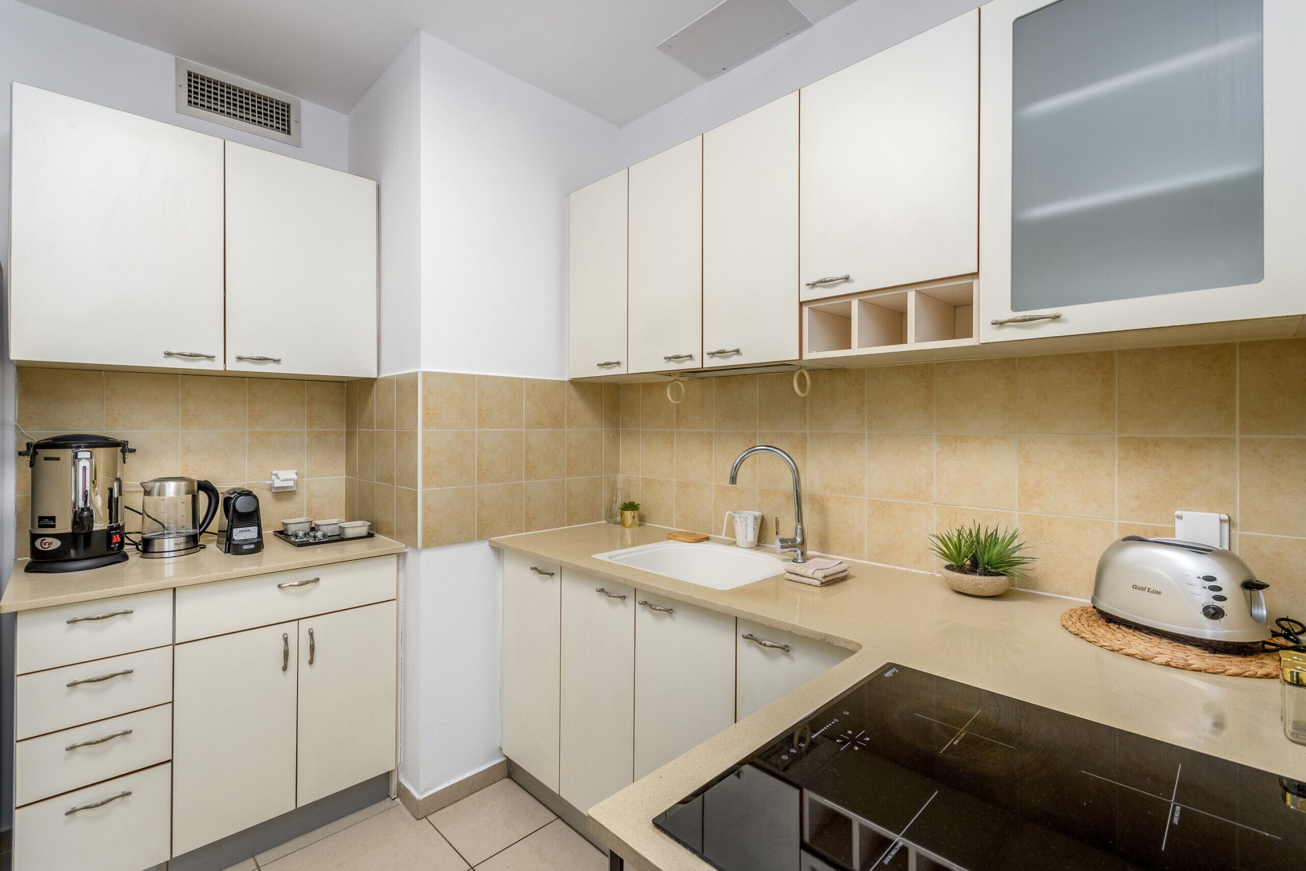 Køleskab, mikrobølgeovn, ovn, kaffe-/temaskine