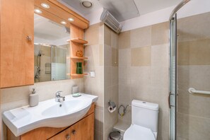 Douche, sèche-cheveux, serviettes fournies