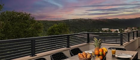 Family Villa, 4 Bedrooms, Balcony (Villa Betelgeuse Supernova) | Outdoor dining