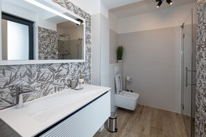 Family Villa, Multiple Bedrooms (Villa Betelgeuse Supernova) | Bilik Mandi | Pancuran mandi, pengering rambut, tuala disediakan, sabun 