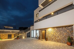 Perhehuvila, useita makuuhuoneita (Villa Betelgeuse Supernova) | Ulkopuoli
