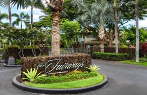 Property grounds - Fairways 902: Stunning Golf Views, Lanai, Pool, Spa, AC & Beach Club Access (Kamuela)