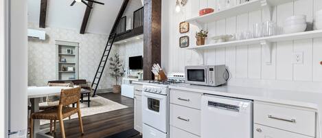 Microondas, horno, parrilla de estufa y lavavajillas