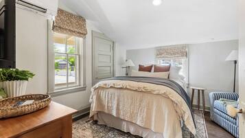 2 bedrooms, desk, iron/ironing board, WiFi