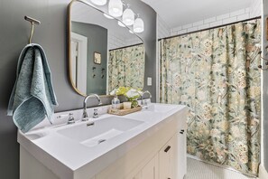 Séchoir à cheveux, serviettes fournies, savon, shampooing
