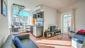 Casa estándar, 2 habitaciones, microondas (Casa Veronica Sea View with Terrace) | Área de sala de estar | Televisión de pantalla plana 